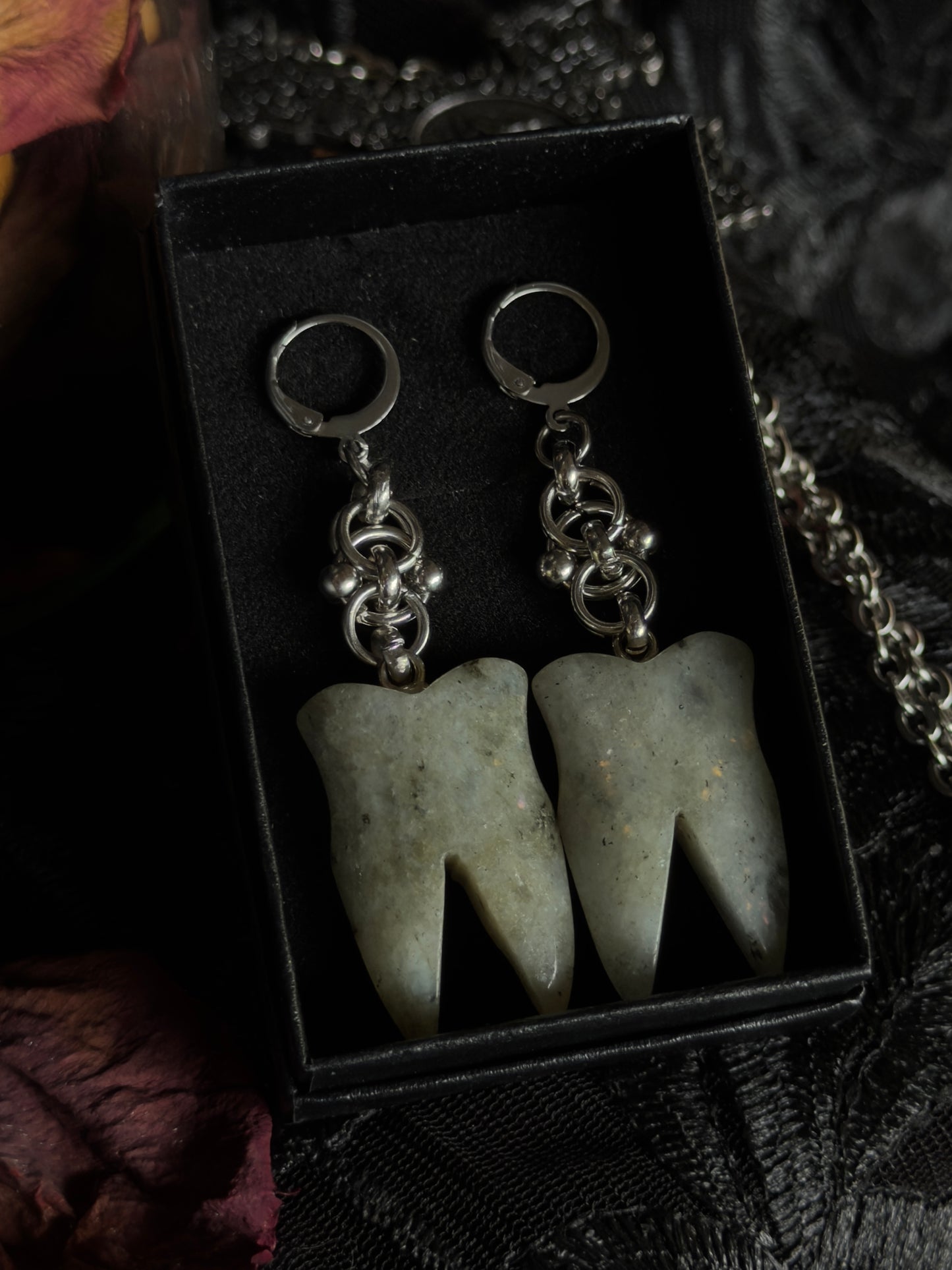 GREY SCALE - Teeth Pendant Ear Hanger