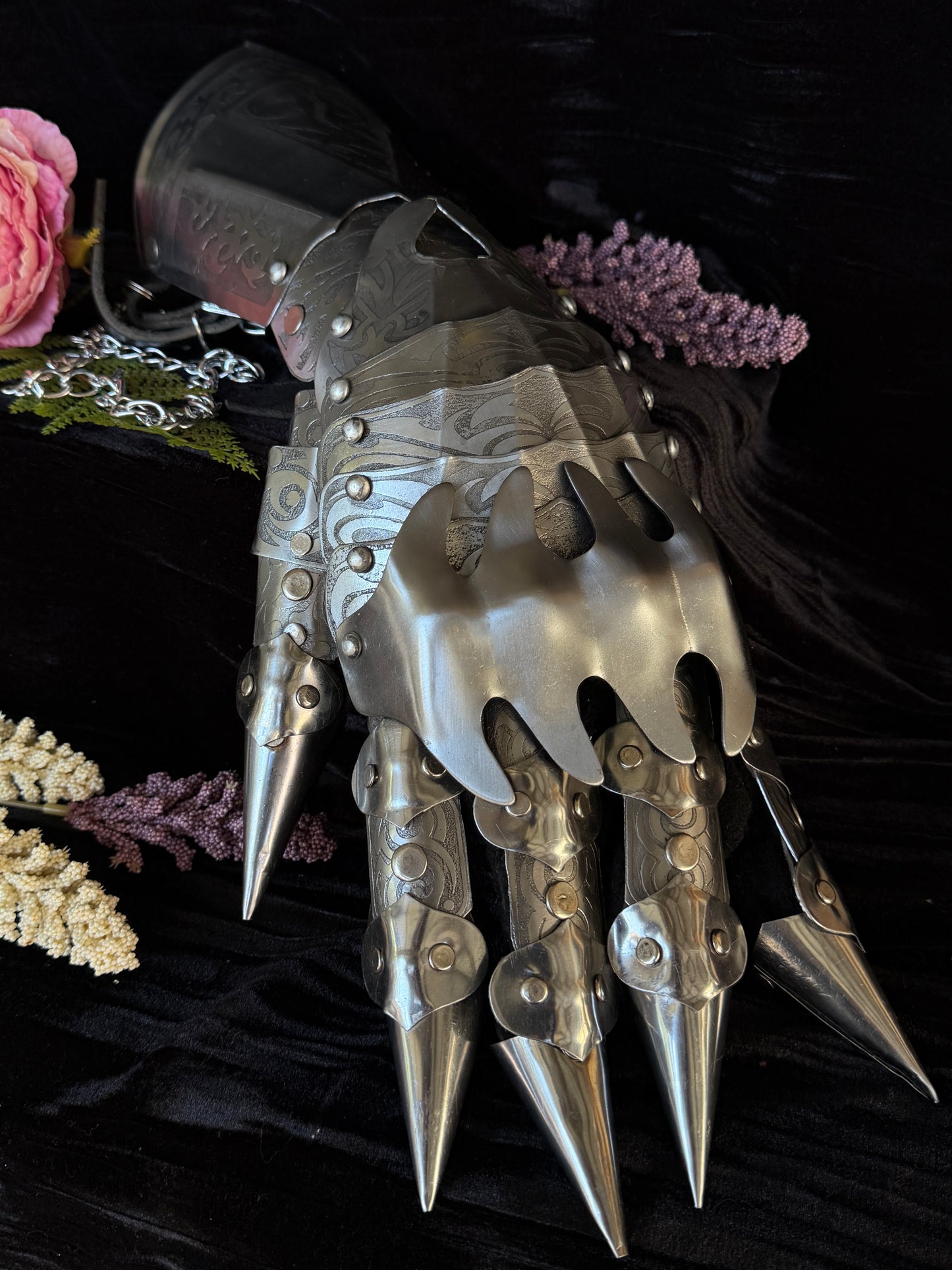 STEEL GAUNTLET - Dry Wall Vase