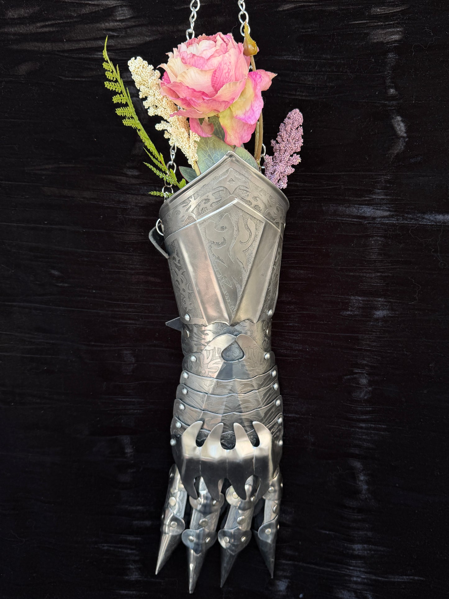 STEEL GAUNTLET - Dry Wall Vase