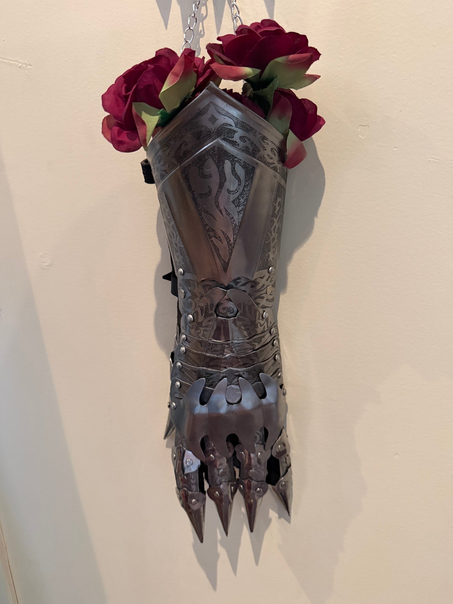 STEEL GAUNTLET - Dry Wall Vase