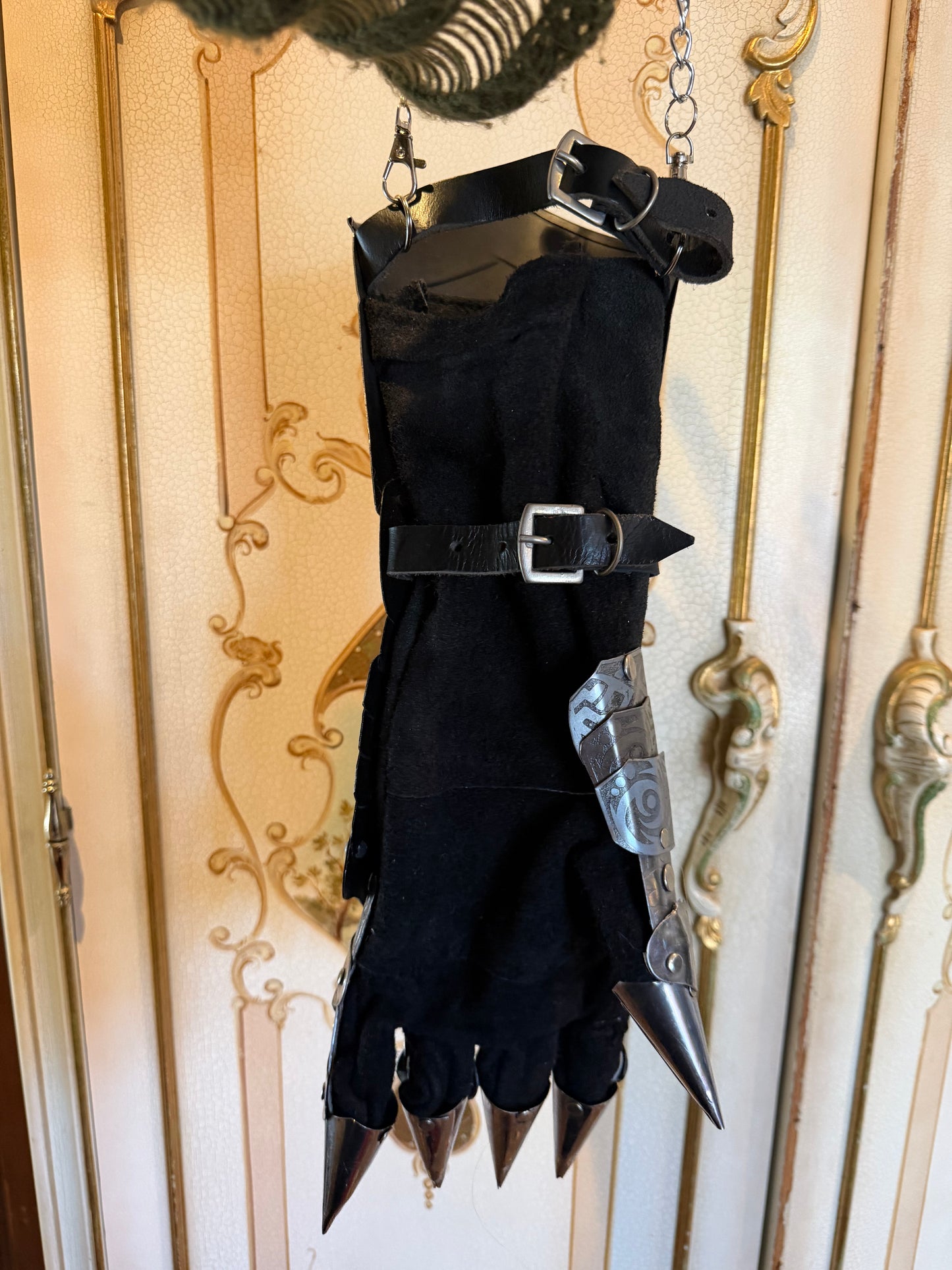 STEEL GAUNTLET - Dry Wall Vase