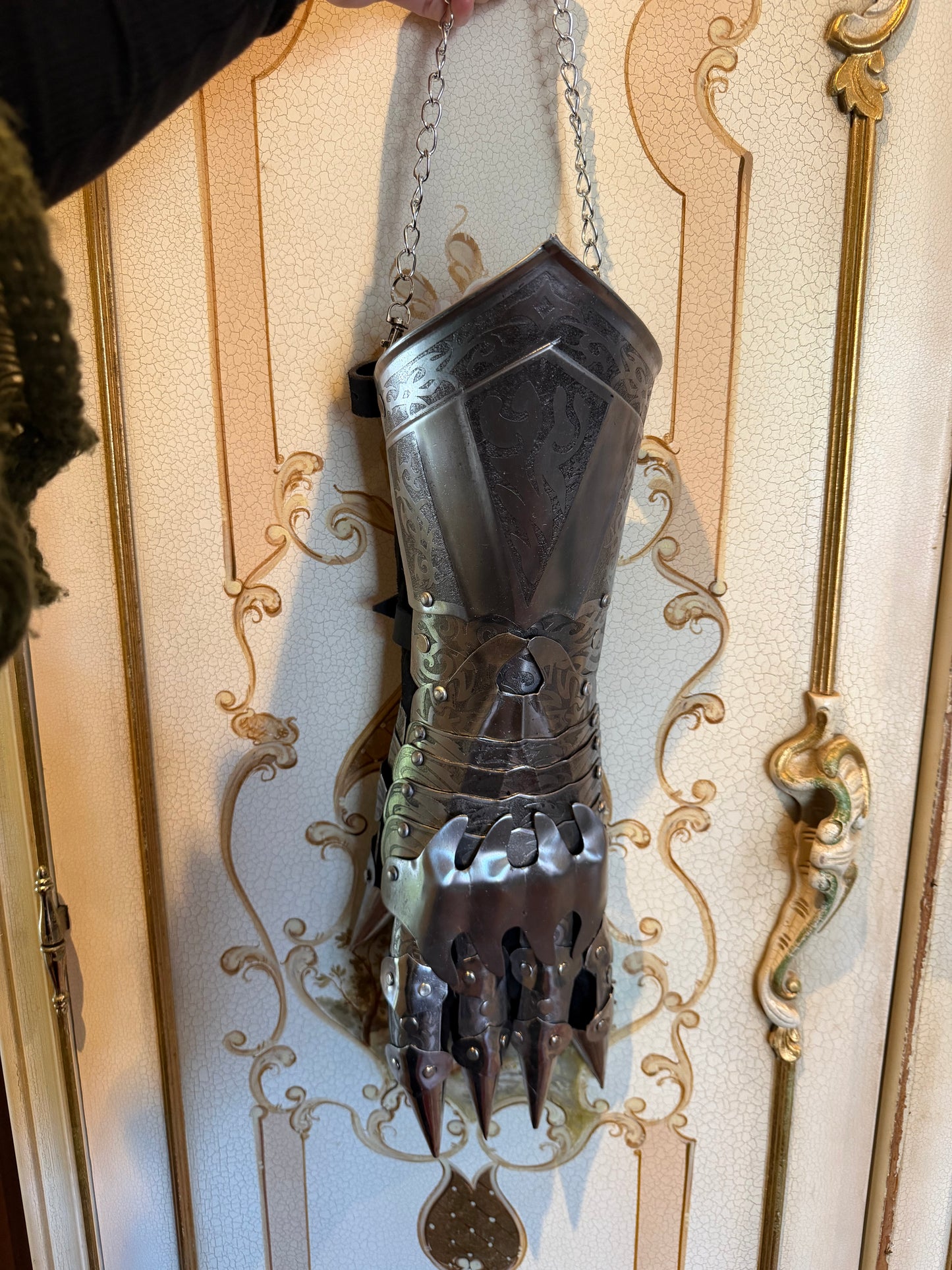 STEEL GAUNTLET - Dry Wall Vase
